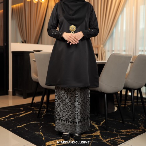 Naura- Black (B)